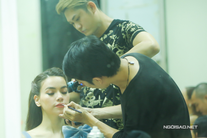 Hồ Ngọc Hà mặc gợi cảm chạy 3 show một đêm